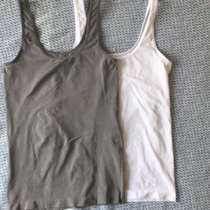 Set of 2 Stretch Tank Tops